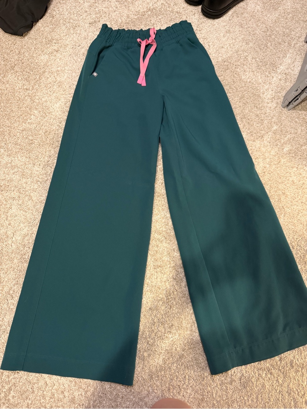 FIGS Forest Green Allison Wide-Leg Scrub Pants size Small Regular